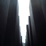 https://www.berlijntrip.nl/wp-content/uploads/2013/11/Holocaust-Monument-36785.jpg